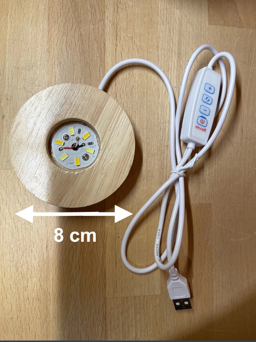LED-Kristall- und Kugelständer mit USB Anschluss