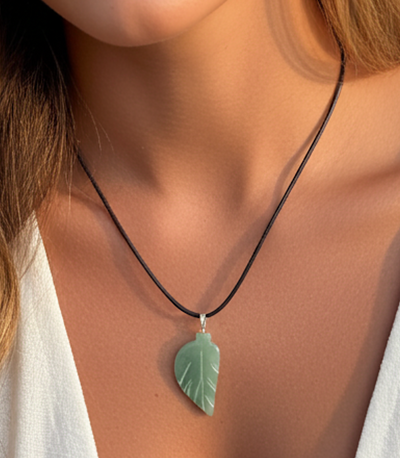 Aventurin Blatt Anhänger - mit Lederband