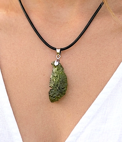 Großer Moldavit-Anhänger - mit Lederband