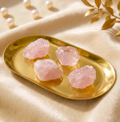 Vier Rosenquarz Rohstücke - im Gold-Beutel
