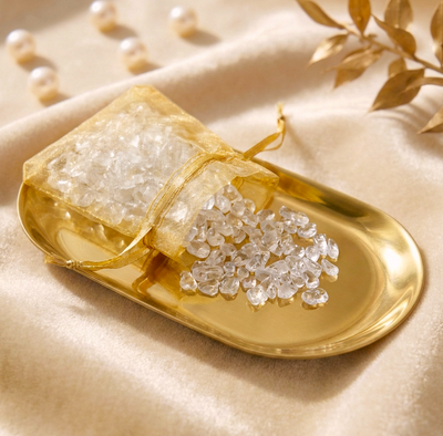 Kleine Bergkristall Trommelsteine - im Gold-Beutel