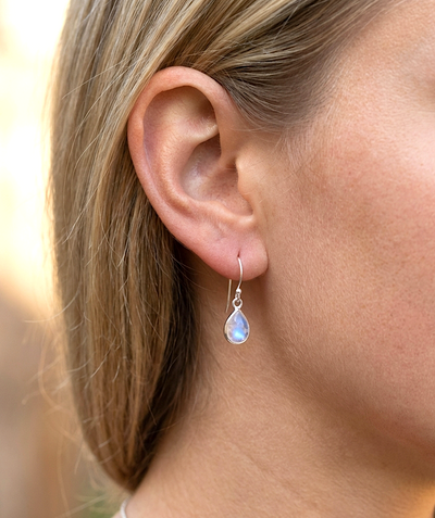 Kleine Regenbogen-Mondstein Ohrhänger - mit 925er Silber (A-Qualität)