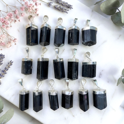 Großer Schwarzer Turmalin - mit Lederband