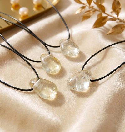 Blauer Topas Anhänger - mit Lederband