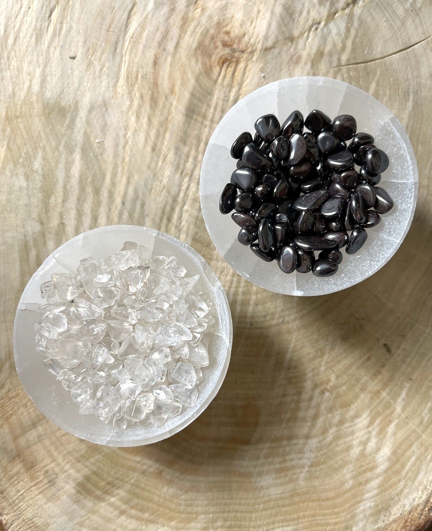 Set aus 2x Selenit-Schale mit Hämatit & Bergkristall Steinchen