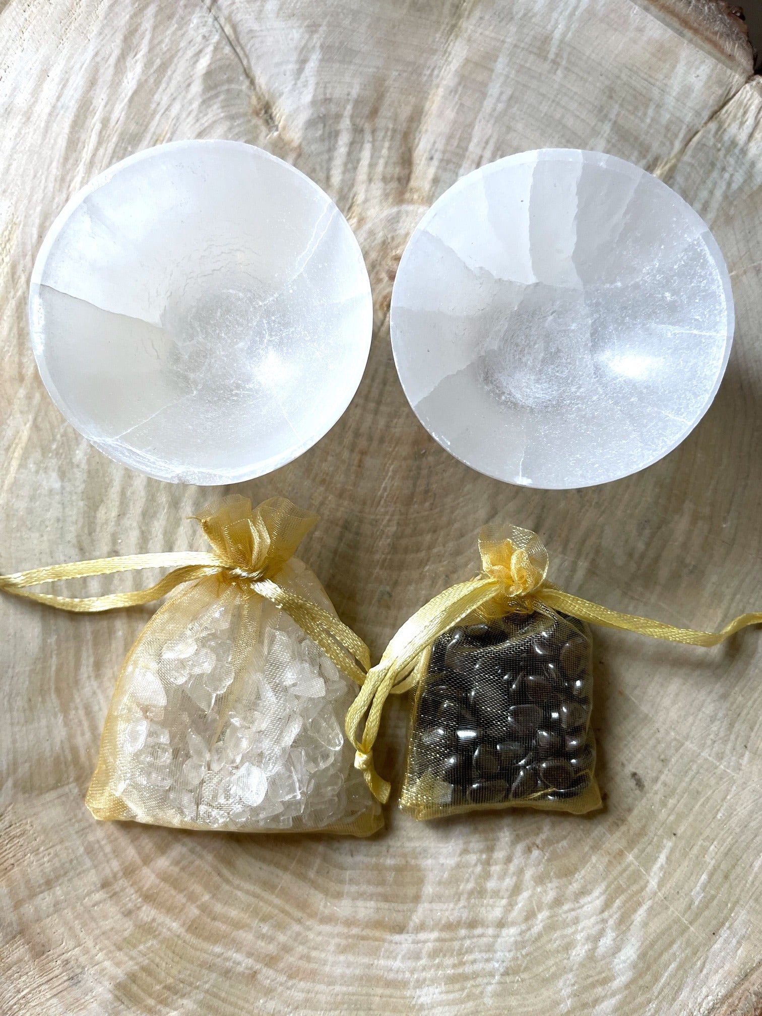 Set aus 2x kleinen Selenit-Schalen mit Hämatit & Bergkristall Steinchen