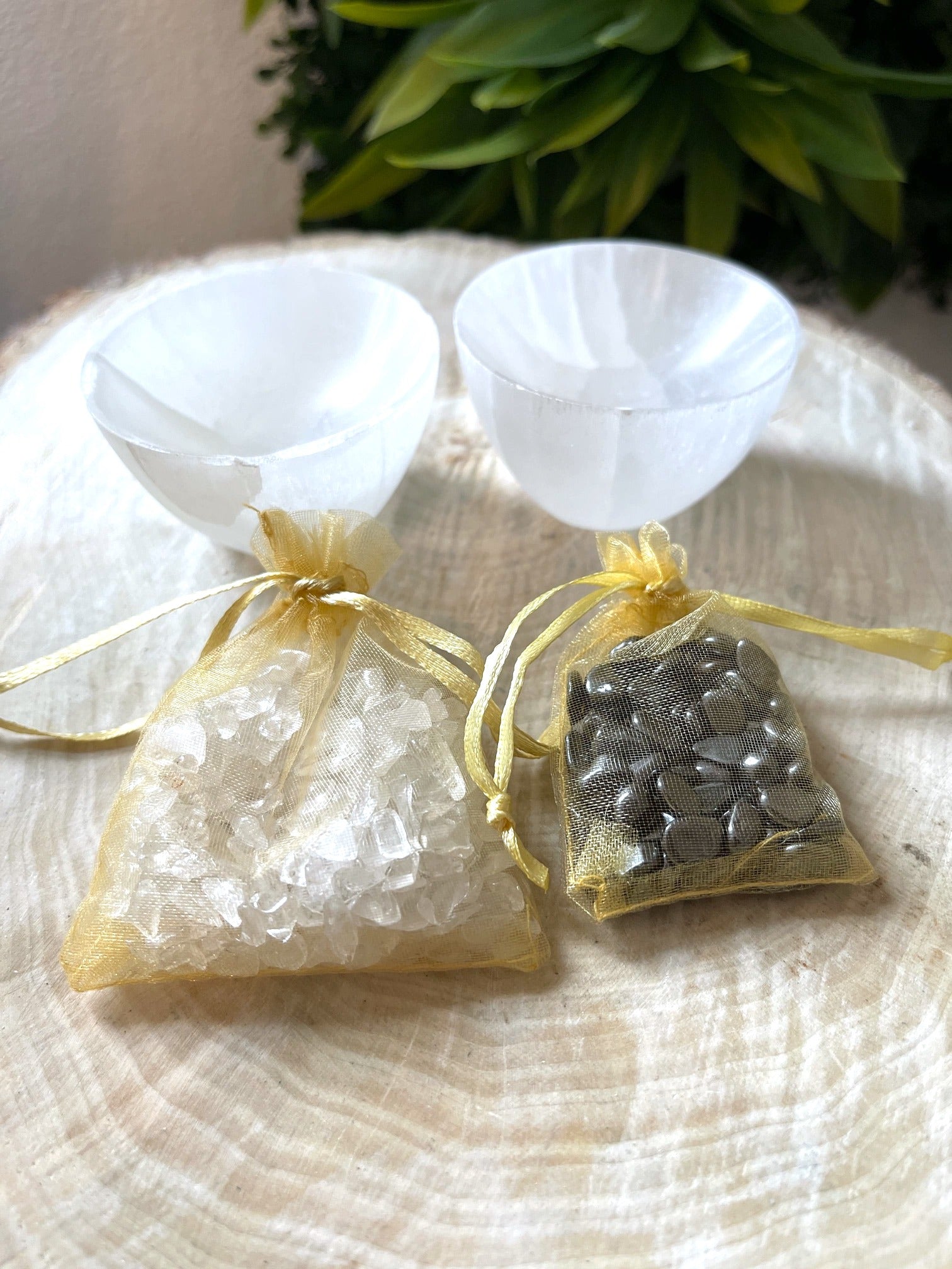 Set aus 2x kleinen Selenit-Schalen mit Hämatit & Bergkristall Steinchen