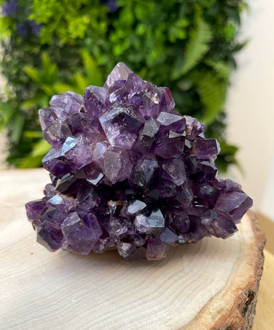Mittelgroßes Uruguay Amethyst Designstück (A-Qualität)