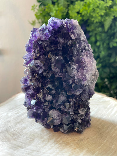 Mittelgroßes Uruguay Amethyst Designstück (AAA-Qualität)