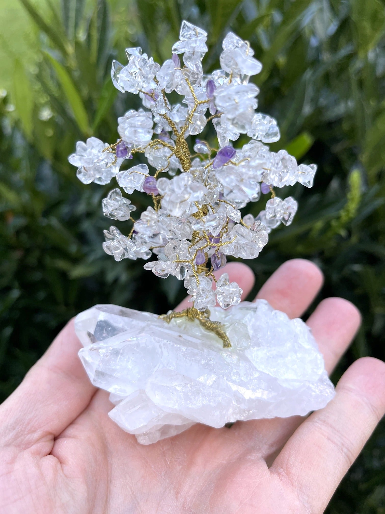 Reine Schönheit - Glücksbaum aus Bergkristall (Basis), Bergkristall & Amethyst (Blätter)