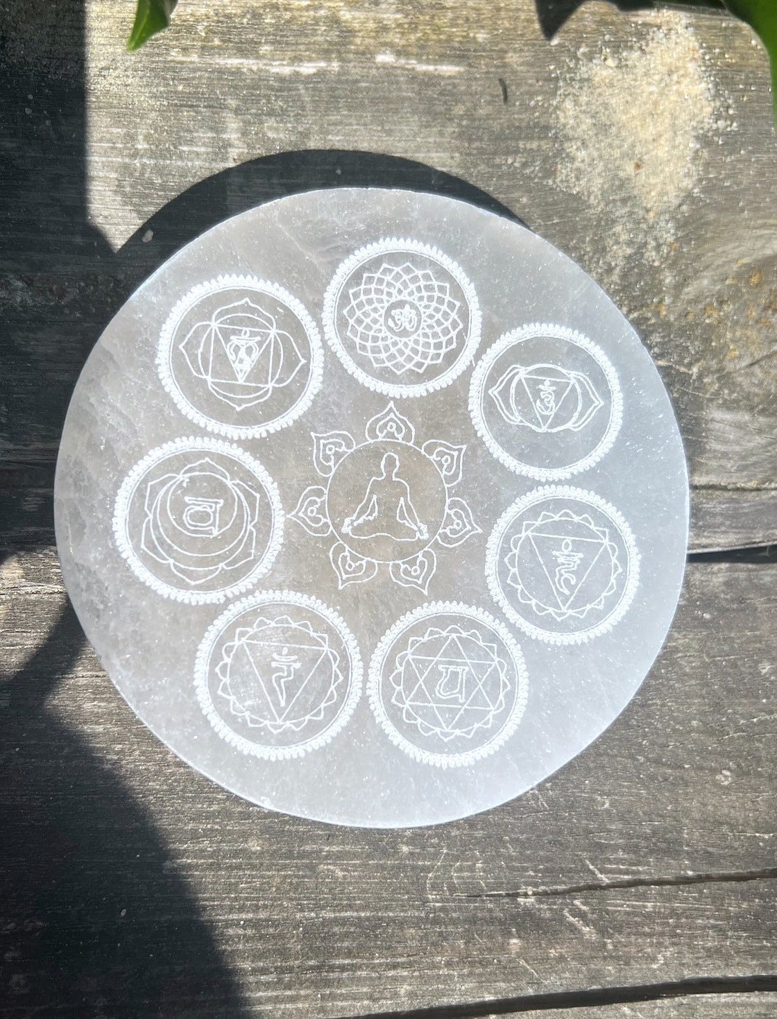 Selenit-Platte mit den Chakren-Zeichen