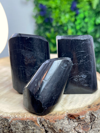 Poliertes schwarzes Turmalin-Designstück