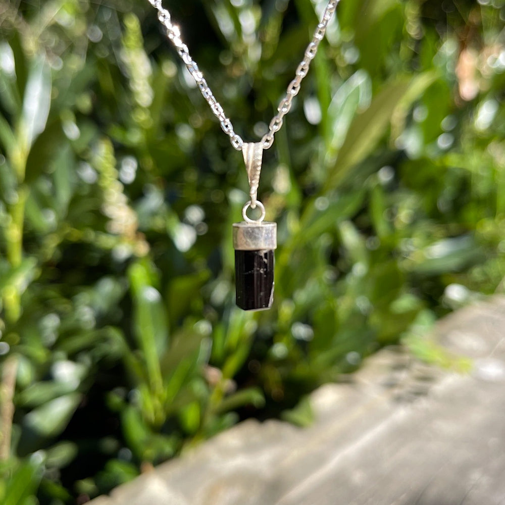 Schwarzer Turmalin Silberkette – Schutzstein in edler Fassung