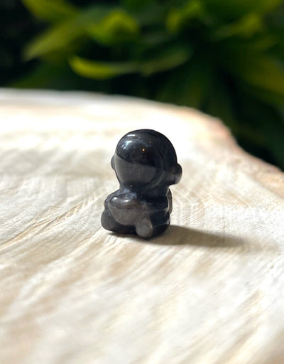 Kleiner Silberobsidian Astronaut - mit Herz in der Hand