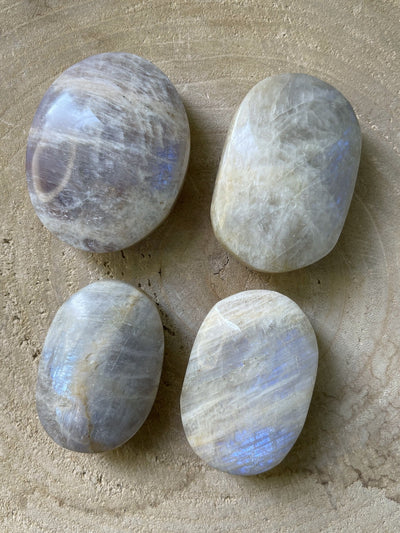 Großer Mondstein Handstein (mit Schimmer)