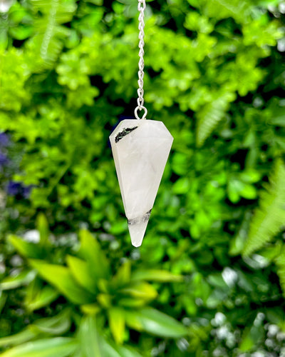 Grüner Turmalin im Quartz - Pendel mit Kette