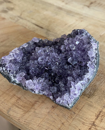 Amethyst Designstück - mit Igel (Schöne Qualität)