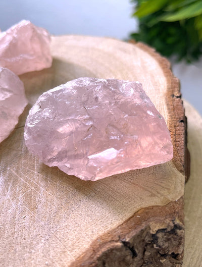 Mittelgroßes Rosenquarz Rohstück (Schöne Qualität)