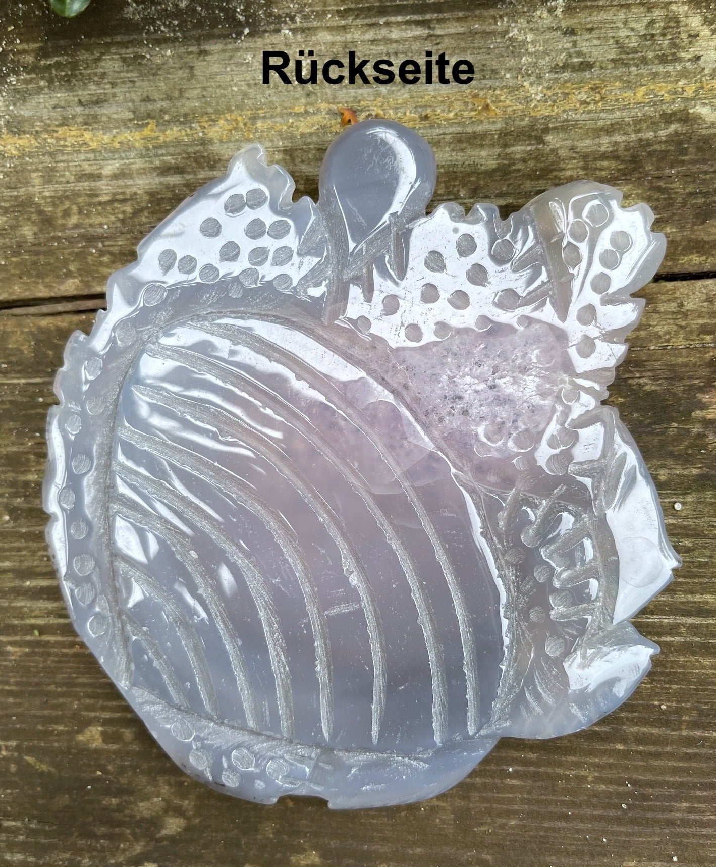 Besonderer, stehender Amethyst mit Achat-Gravur (Handarbeit)