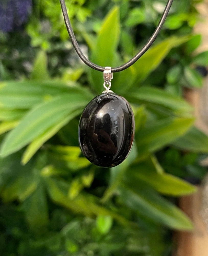 Schwarzer Turmalin Anhänger mit Silberöse – Schutzstein & stilvolles Statement