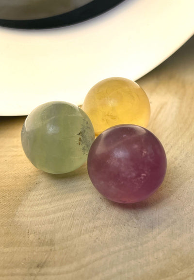 3 Fluorit Kugeln - im Gold-Beutel