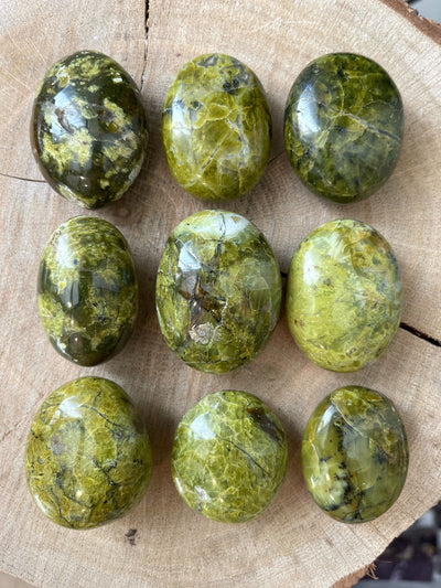 Pistazien Opal Trommelstein