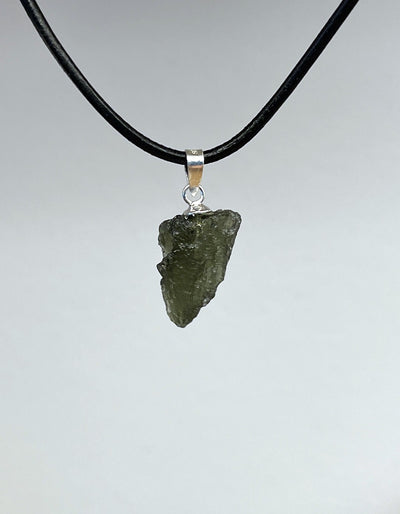 Moldavit-Anhänger - mit Lederband