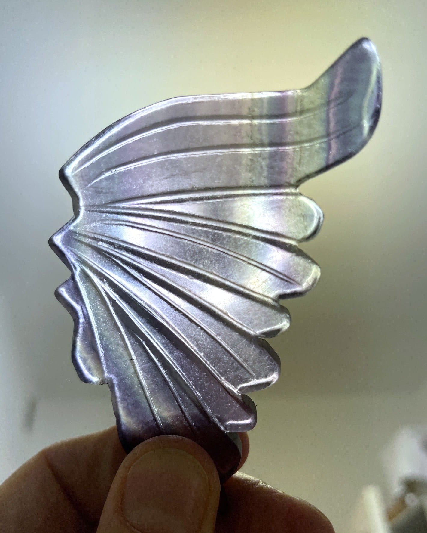 Mittelgroßer Schmetterling aus Fluorit auf maßgefertigten Goldständer (A-Qualität)