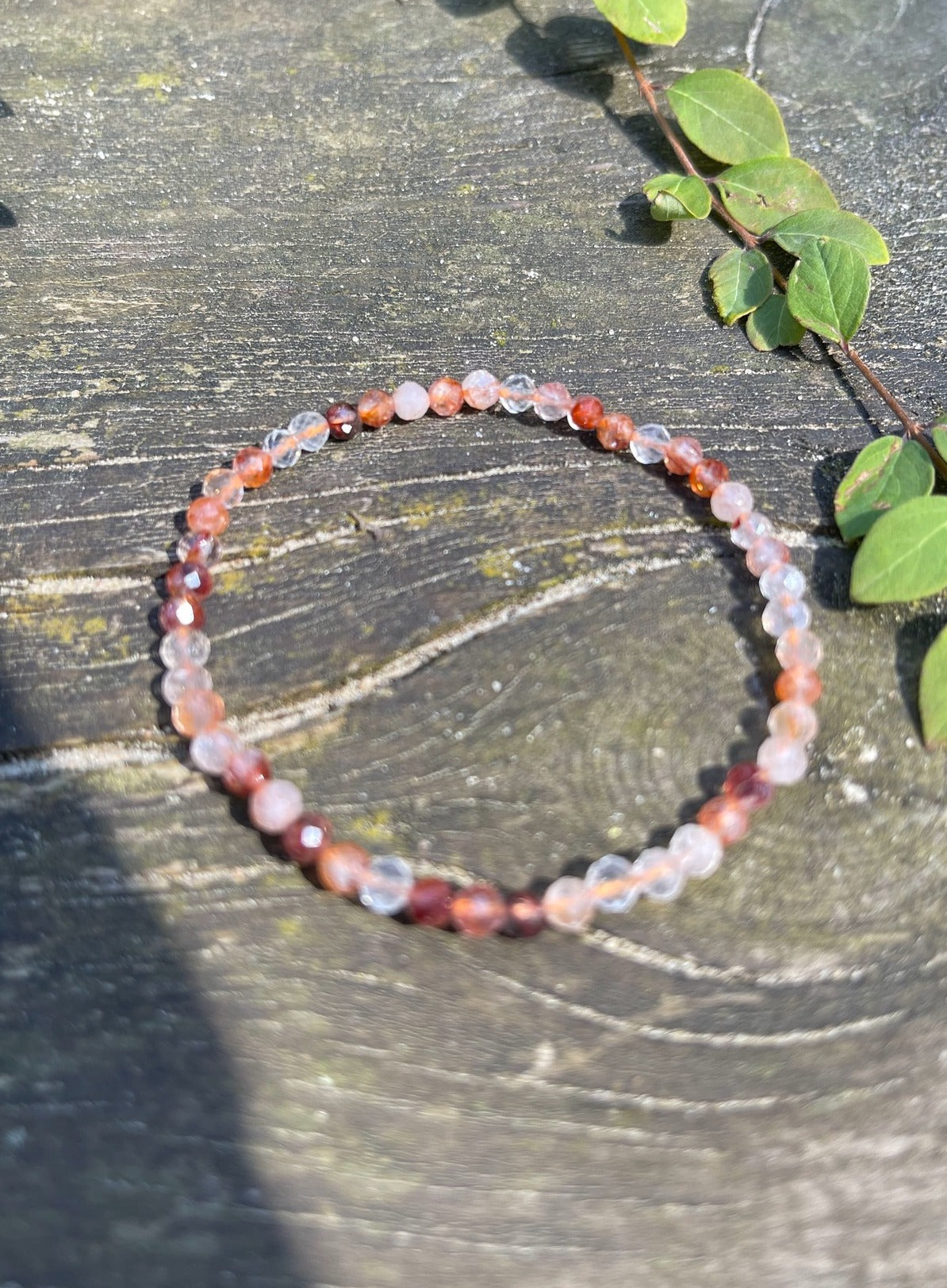 Facettiertes Red Healer Armband