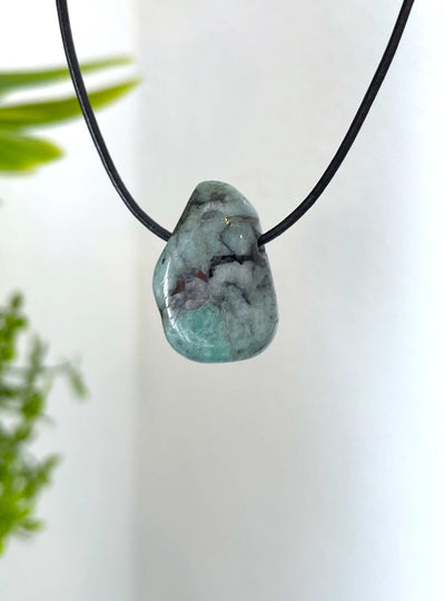 Smaragd Anhänger mit Lederband