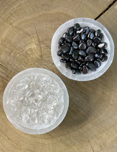 Set aus 2x Selenit-Schale mit Hämatit & Bergkristall Steinchen