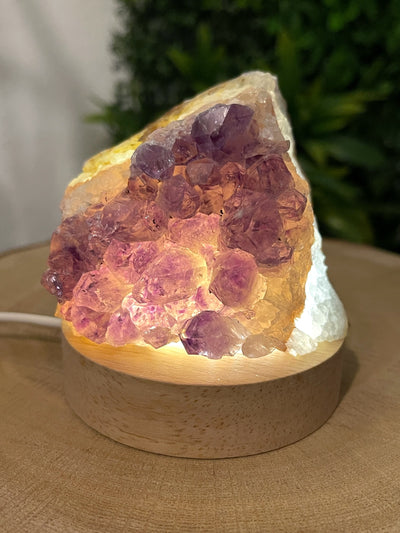 Mittelgroße Amethyst Lampe - mit LED-Ständer