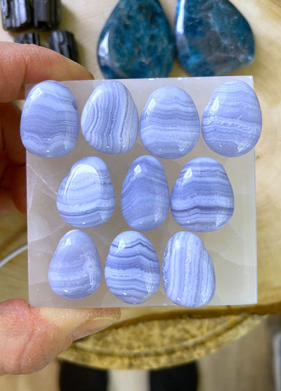 Chalcedon Anhänger mit Lederband (AA-Qualität)