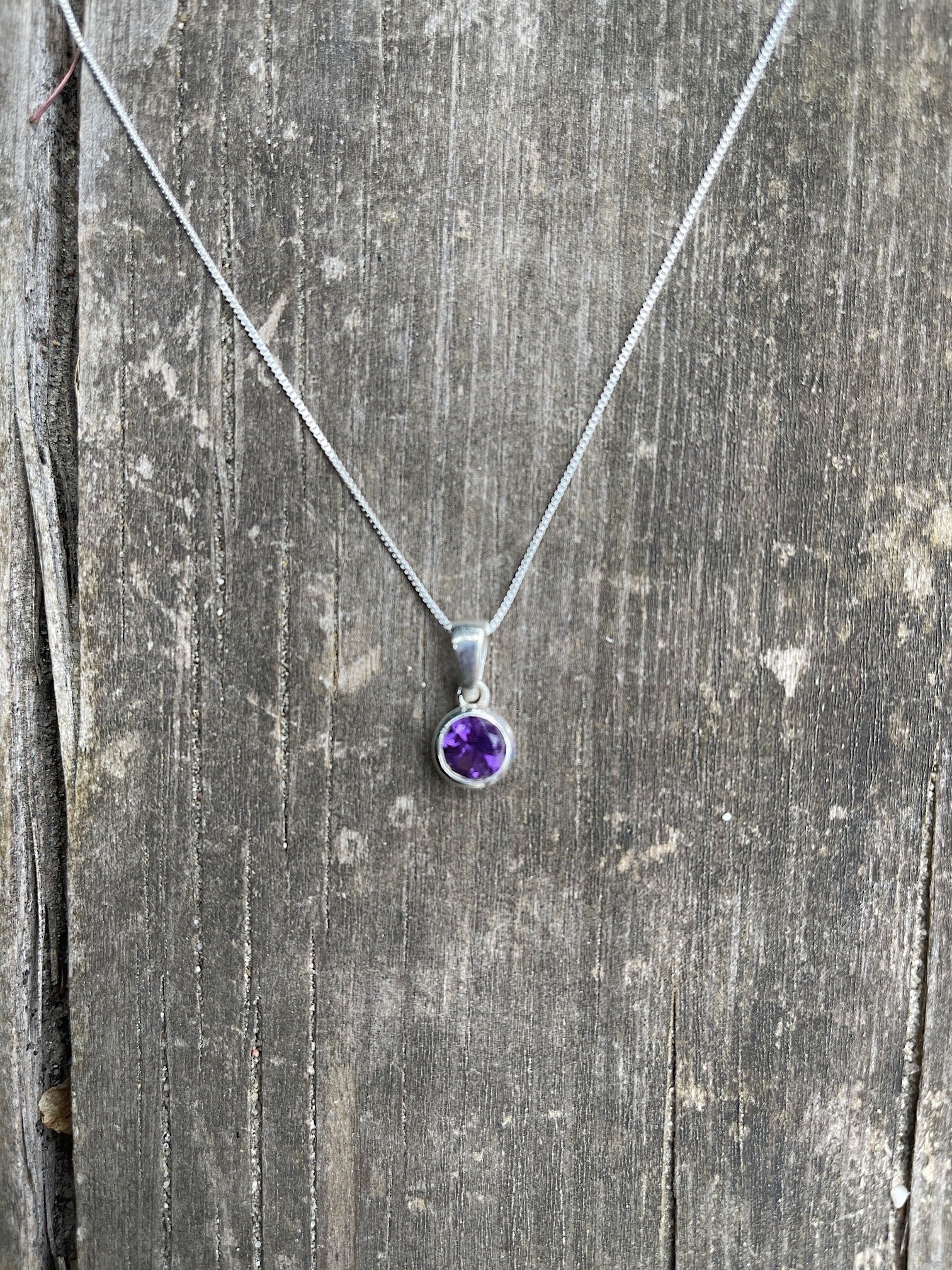 Facettierter Amethyst Anhänger mit 925er Silberkette (A-Qualität)