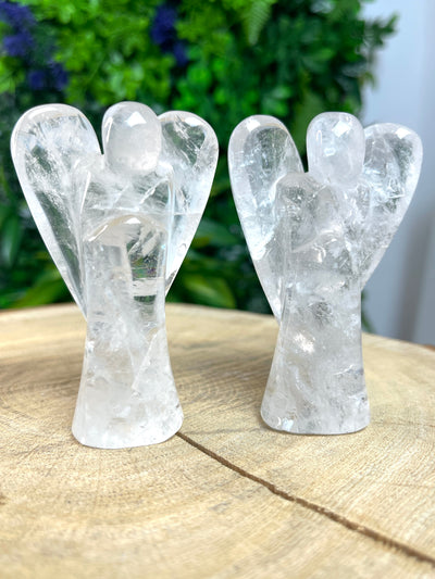 Mittelgroßer Bergkristall Engel (teilw. schöne Qualität)