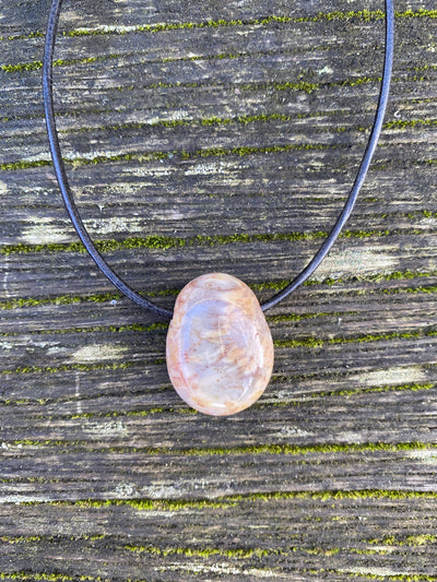 Moosopal Anhänger mit Lederband