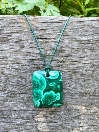 Malachit-Anhänger mit Lederband