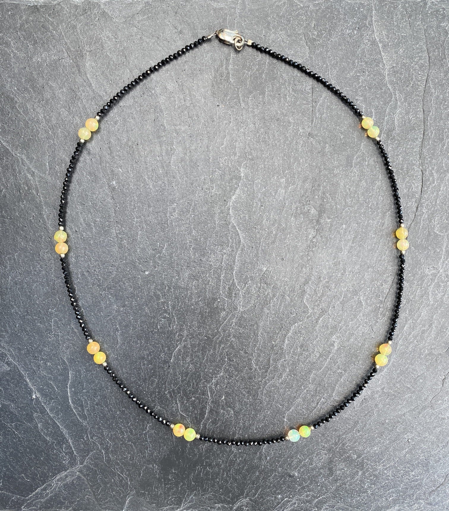 Opal-Spinell Halskette