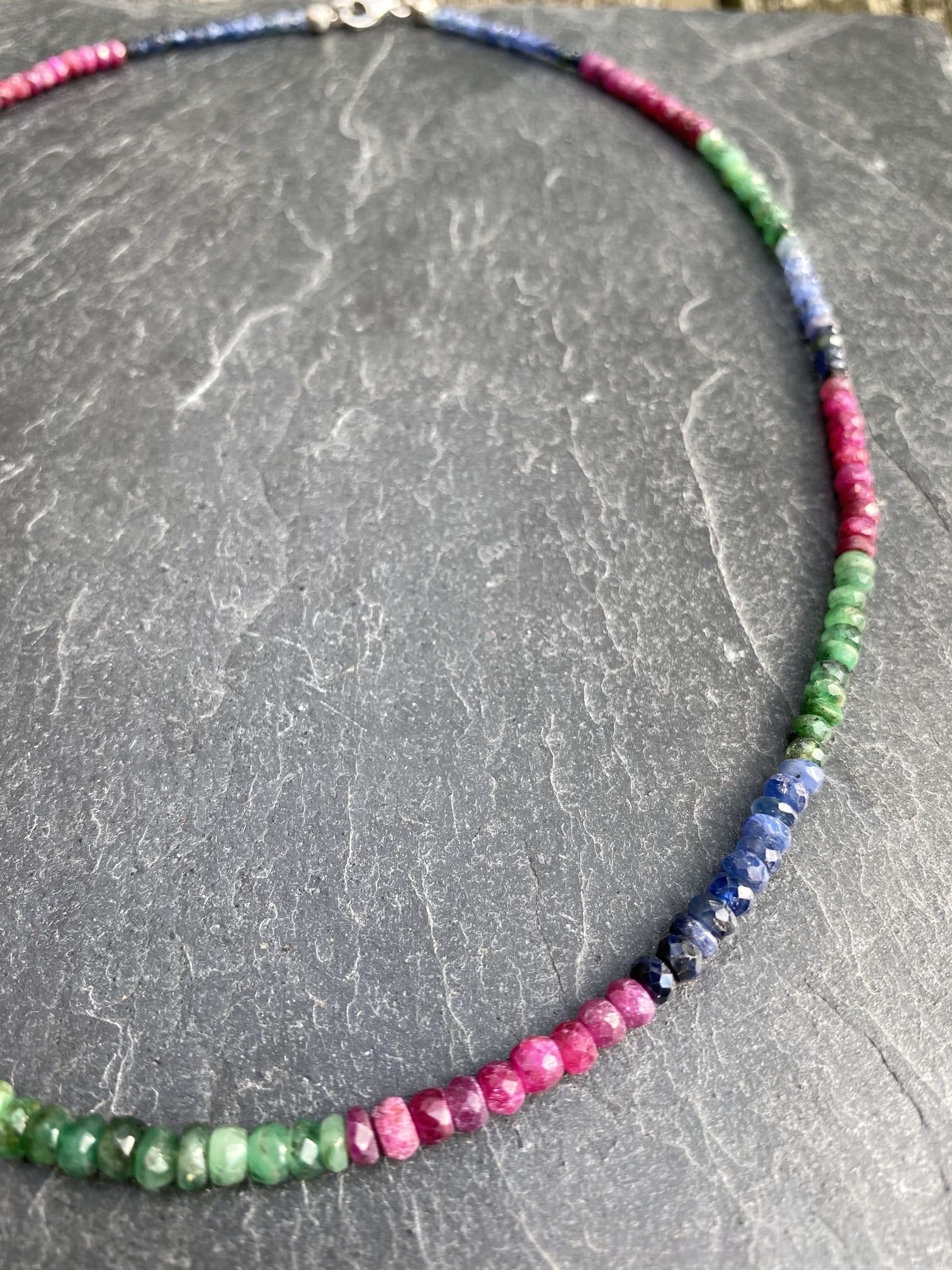 Rubin-Saphir-Smaragd Halskette