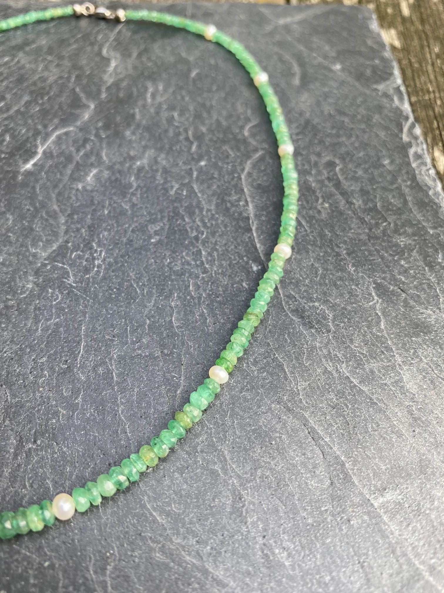 Smaragd-Halskette mit Süßwasserperle